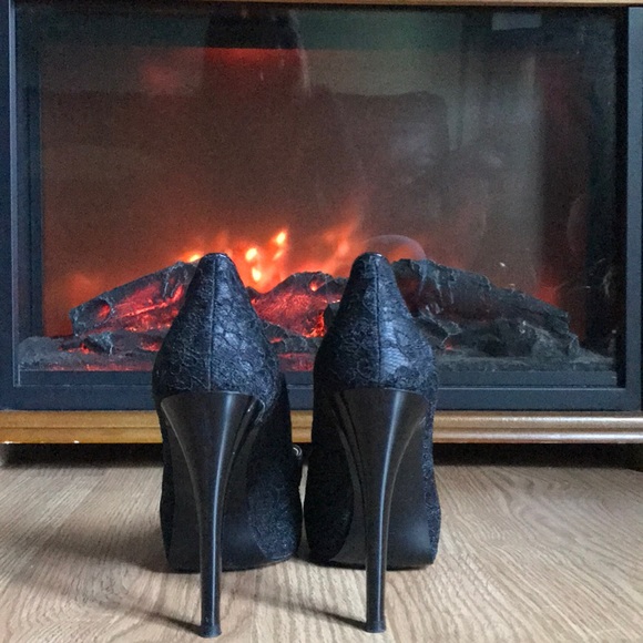 Lightly worn Guess heels - Picture 3 of 4